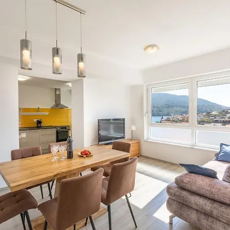 Seaview Apartment *